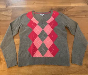 Size Medium IZOD Gray Grey Pink Argyle V-Neck Winter Sweater EUC thumbnail 1