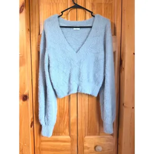 Aritzia Sunday Best Kitten Fuzzy V-Neck Cropped Sweater M Medium Foil Gray thumbnail 6