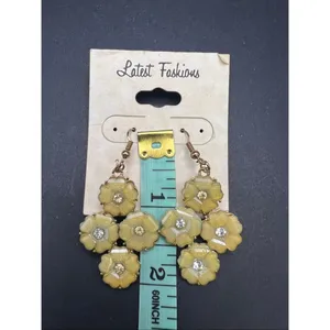 Light Yellow Cream Shimmer Rhinestone Gold Tone Flower Cluster Floral Earrings thumbnail 3
