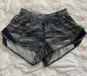 Lululemon Hotty Hot 2.5" Shorts thumbnail 1
