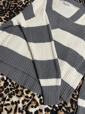 American Eagle Outfitters Striped V-Neck Cropped Sweater in Cream and Gray thumbnail 3
