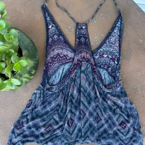 Low cut Flowy tank top 💟 thumbnail 2
