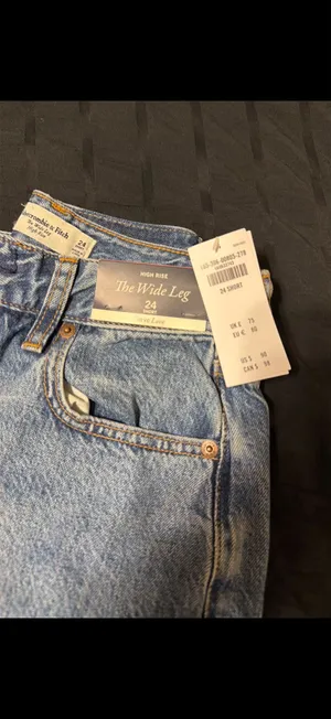 Abercrombie & Fitch Curve Love High Rise Wide Leg Jeans thumbnail 2