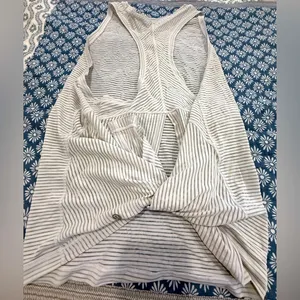 Lululemon All Tied Up Sport Tank, size 8 - EUC! thumbnail 4