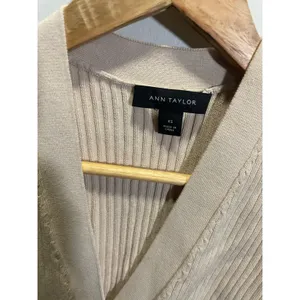 Ann‎ Taylor Sweater Vest Womens XS Beige Ribbed Knit Button Front Preppy Career thumbnail 4