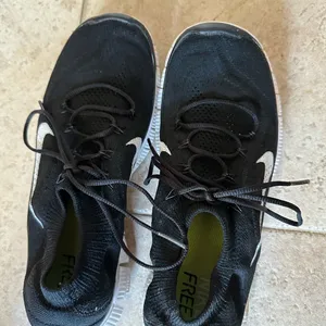 Black Nike running shoes thumbnail 2