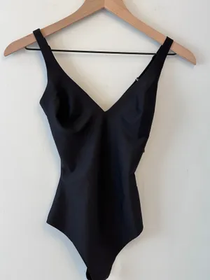 NWT SKIMS Body Plunge Bodysuit Onyx Small BD-THG-3326 SOLD OUT thumbnail 4