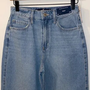 NWT!! Hollister Ultra High Rise Baggy Jeans Size 25R / 0R thumbnail 2