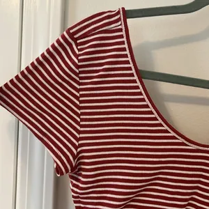 Express short sleeve crop top with scoop neck in size Medium thumbnail 2