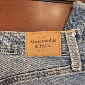 Abercrombie & Fitch a & f mom jeans distressed jeans size 4 raw hem button fly thumbnail 12