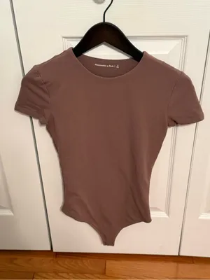 Abercrombie & Fitch T-shirt Bodysuit in Tan thumbnail 2