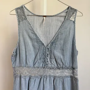 Free People sz M Blue Chambray‎ Lace Trim Sleeveless Boho Mini Dress Cottagecore thumbnail 2
