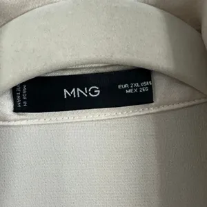 MNG Mango Blouse Women 2XL Cream Great Satin Sleeveless Button Down 77120 thumbnail 2