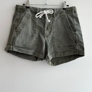 American Eagle Army Green Mid-Rise Shorts with a Tie Waistband, Stretch, Size 4 thumbnail 2
