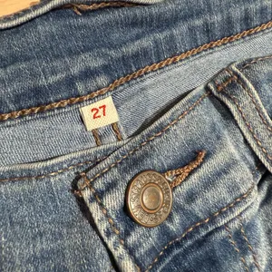levi’s denim shorts, size 27, slightly stretchy and super comfortable! #levis #denim #denimshorts #shorts thumbnail 4