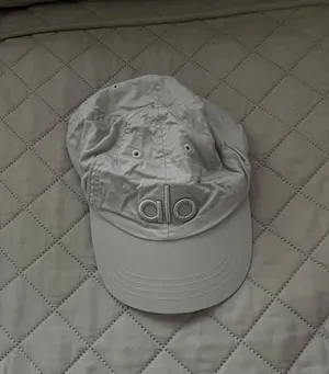 Alo Yoga hat thumbnail 2