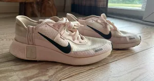 Nike pink running shoes size 8.5 thumbnail 1