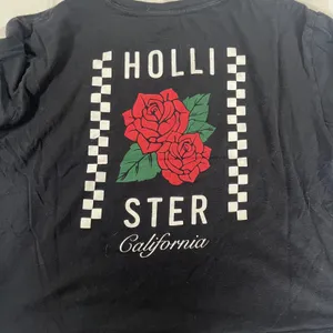 Hollister Baby Tee Cropped Shirt Women's Black Medium Rose thumbnail 4