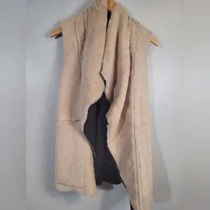 Women's black and cream vest with sheepskin lining. Zara brand. Size S. thumbnail 8