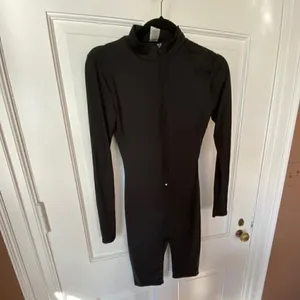 K Mock Neck Front‎ Zip Thigh Length Black Bodysuit thumbnail 4