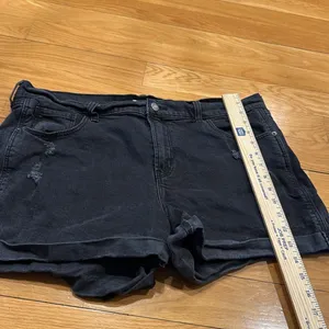 Old Navy women’s boyfriend distressed mid rise short size 16. thumbnail 6