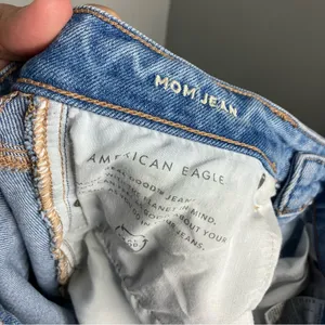 American Eagle destroyed mom jeans light wash‎ women’s size 4 long trendy casual thumbnail 8