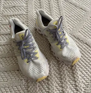 On cloud sneakers  thumbnail 1