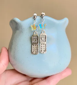 Handmade funky y2k Kawaii retro flip phone & star dangle unisex earrings 💚📱⭐️🌈💕 thumbnail 1