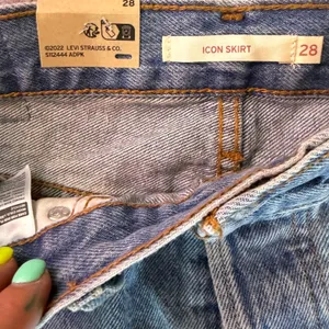 NWT‎ Levi's Icon Denim Mini Skirt High Rise Raw Hem Light Wash Size 28 thumbnail 7