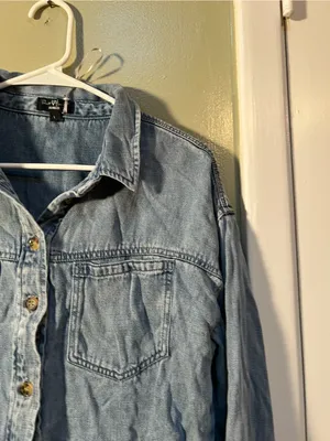 Velvet Heart Women’s Size Large Button Down Shirt Denim Light Medium Wash Chest thumbnail 5