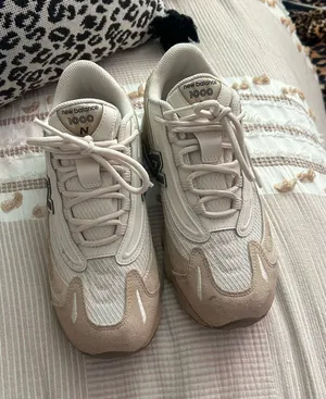 New Balance 1000 Women’s 8.5 thumbnail 1