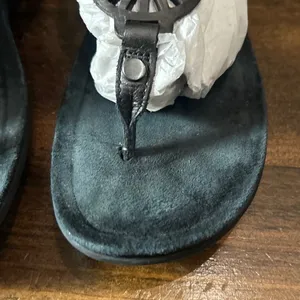 UGG Ayden Thong Sandals 7 Black Suede Leather Medallion Slingback Boho Summer thumbnail 6