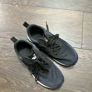 New Balance Women’s 6.5 Arishi V3 Black Sneakers thumbnail 3