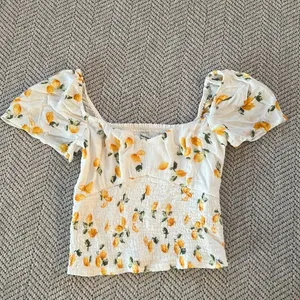 Abercrombie 🍋 crop top thumbnail 1