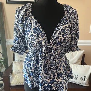 Mi Ami for Francesca’s Floral Blue and White Women's Top thumbnail 2