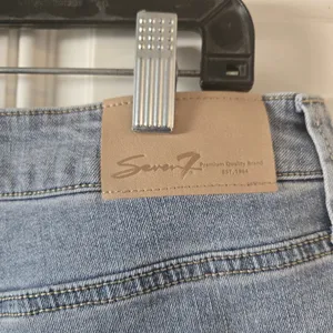 Seven7 Women’s Denim Shorts Size 14 Light Wash Distressed Raw Hem High Rise NWOT thumbnail 4