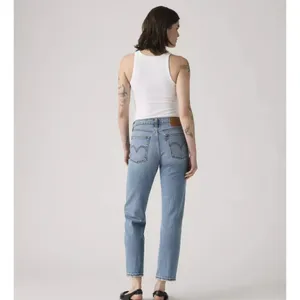 Levi's 28x28 Premium Wedgie Straight Ankle Women's Jeans Invest Access Med Wash thumbnail 3