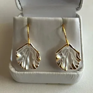 3/$20 White Gold Tone Faux Sea Shell Ocean Beach Dandle Earrings thumbnail 1
