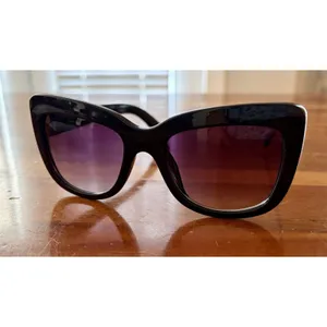 QUAY Australia “Breath Of Life” Sunglasses - Black Frames/Gradient Purple -NWT thumbnail 2