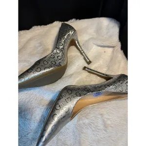 Guess Womens Silver Metallic G Logo Pointed Toe Stiletto Pumps Heels Size 8.5 thumbnail 2