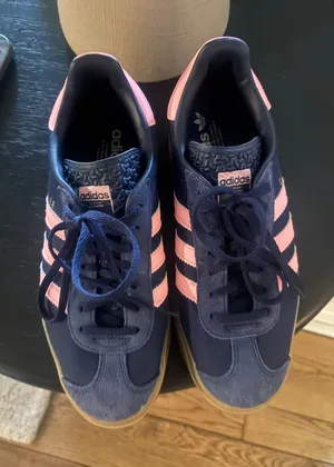 Adidas shoes  thumbnail 1
