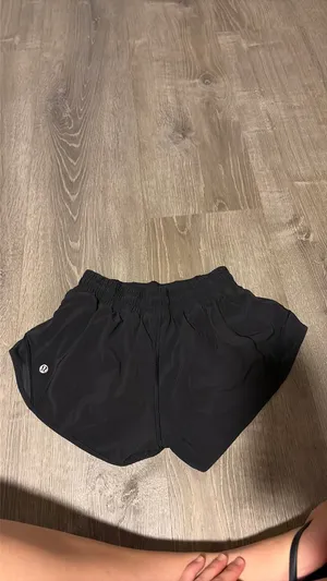 Lululemon Shorts Hotty Hot 2.5" Black thumbnail 2