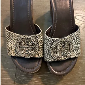 Tory Burch Snake Print Open‎ Toe Wedge Sandal 6M thumbnail 4