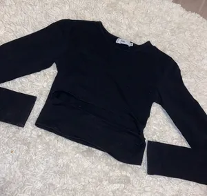Black long sleeve cutout cropped top thumbnail 1