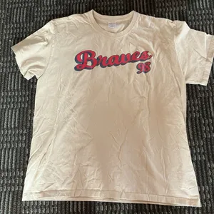 Morgan Wallen 98’ Braves Off White T Shirt Size Large EUC Two Sided thumbnail 1