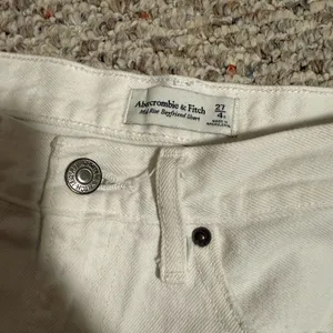 Abercrombie & Fitch Mid Rise Boyfriend Distressed White Shorts- Size 4/27 thumbnail 6