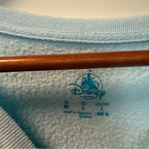Walt Disney‎ World 2019 Quilted Crewneck Baby Blue Graphic Character Long Sleeve thumbnail 3