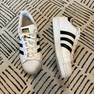 Adidas Superstar White Black Leather Shell Toe Sneakers Women’s 8 thumbnail 2