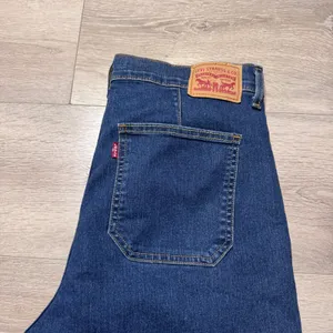Levis 724 High Rise Straight Leg Jeans Dark Wash Side Slit Hem A8741 32 / 14 Reg thumbnail 6