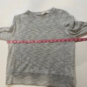Lululemon Gray Long Sleeve Athletic Top Size 4 Lightweight Stretch thumbnail 4